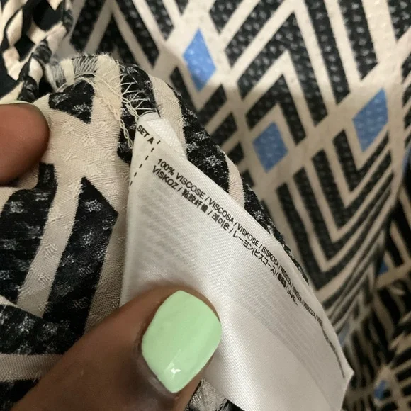 Geometric Patterned Blouse - Picture 4 of 7